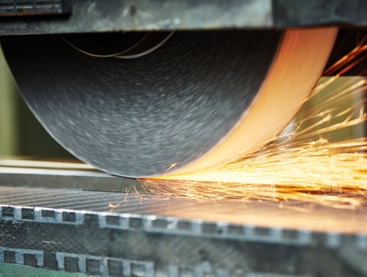 Bearbeiten Bearbeiten Säge- und Flachschleifbearbeitung